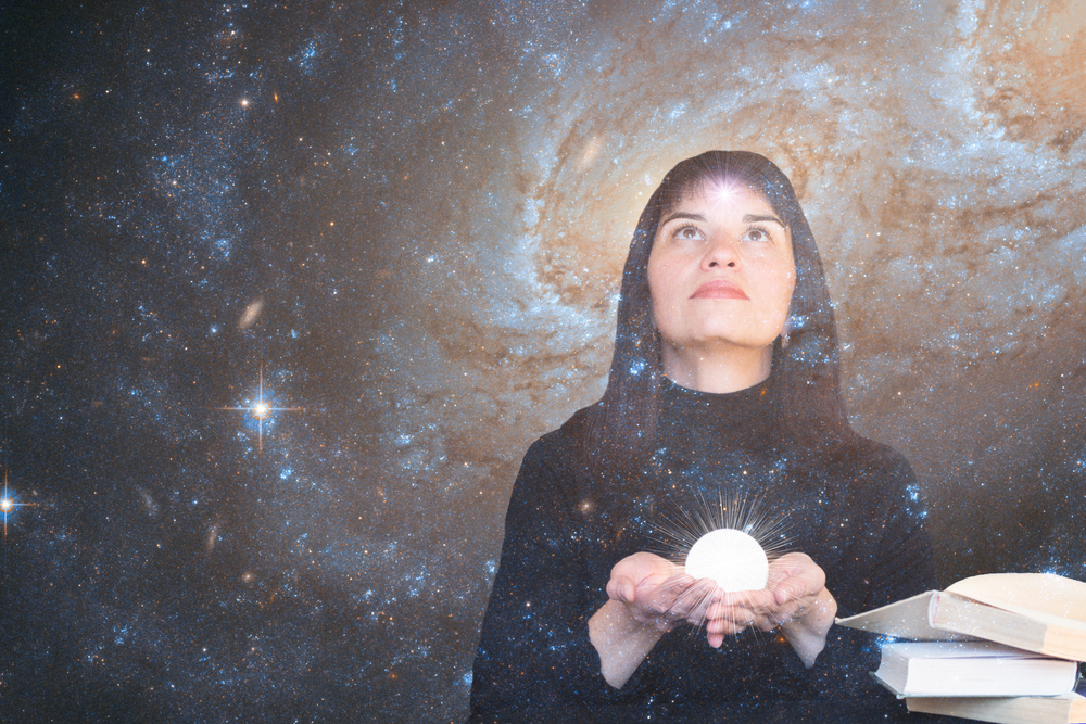 femme dans l'espace tenant une boule de cristal