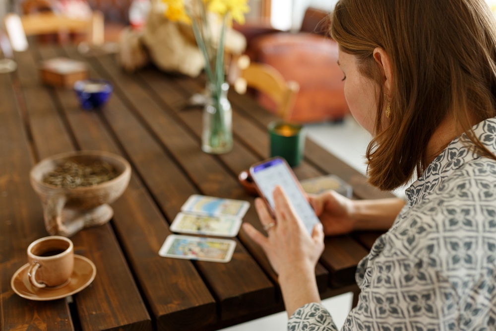 women on phone doing a tarot reading